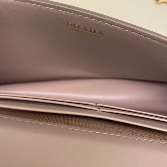 Small Prada crossbody/wallet on a chain - Picture 5 of 7